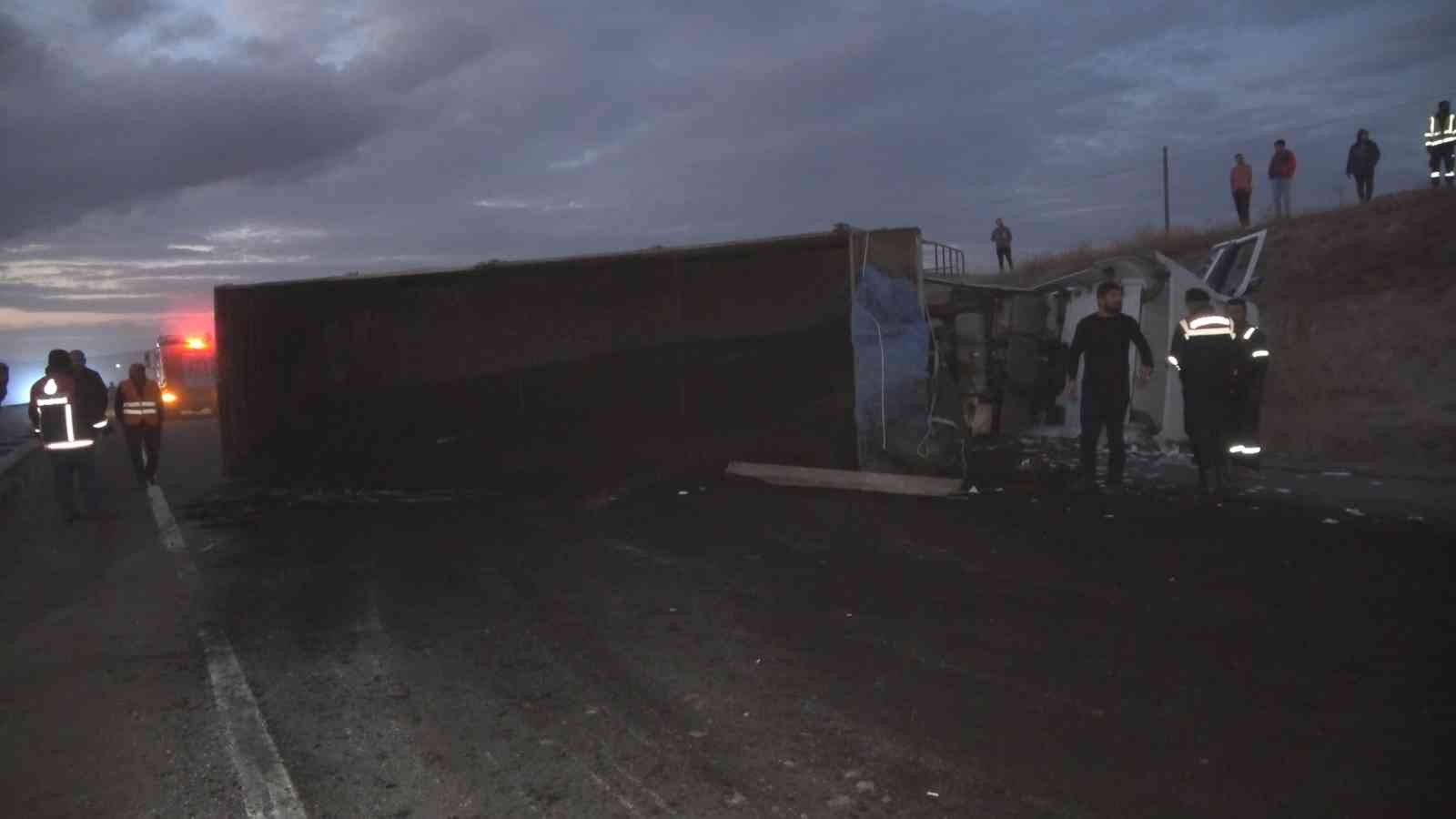 Kömür tozu yüklü tır devrildi: Kilometrelerce araç kuyruğu oluştu