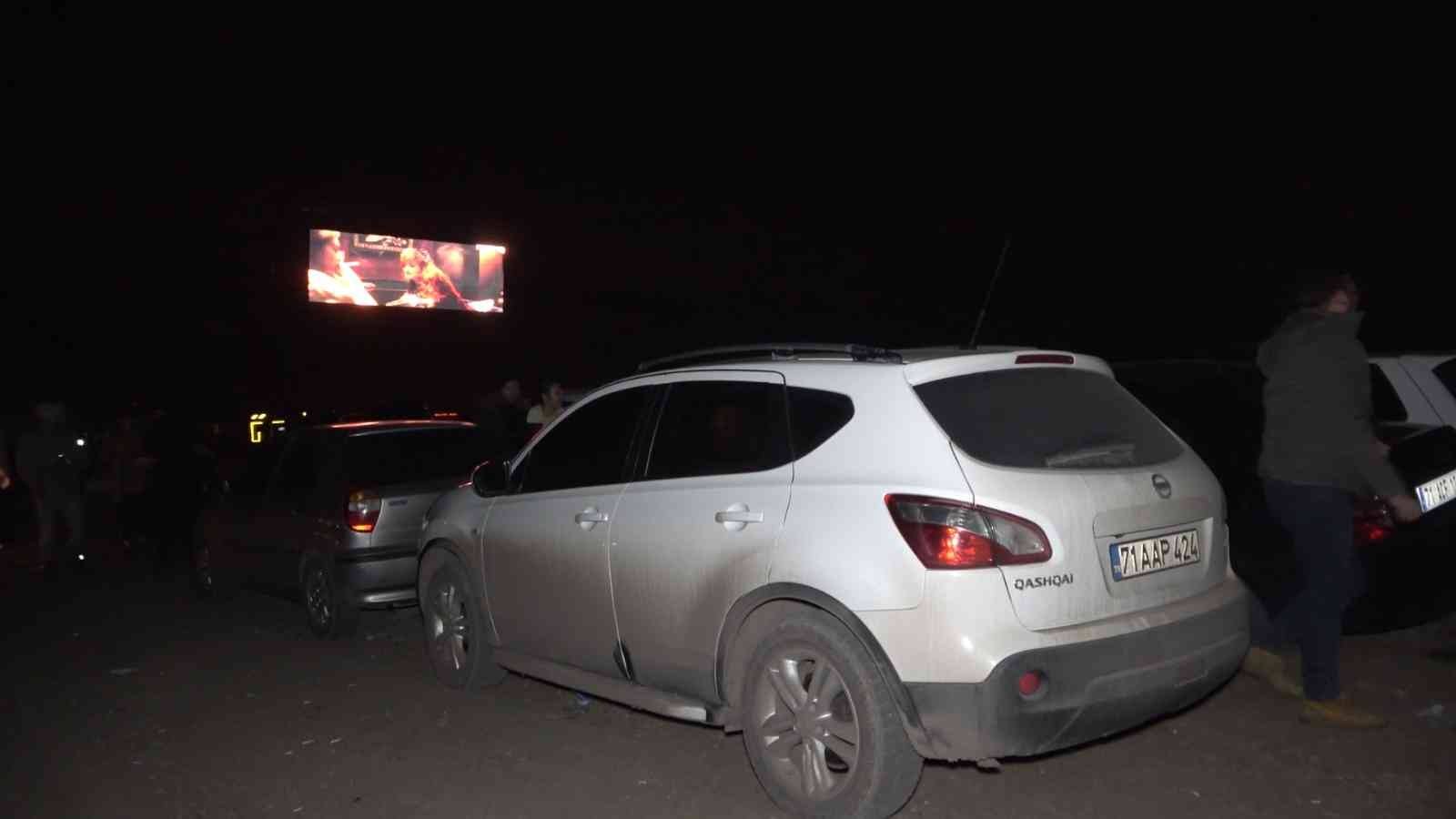 Kamp ateşinin etrafında kitap okuyup, arabalı sinemada film izlediler