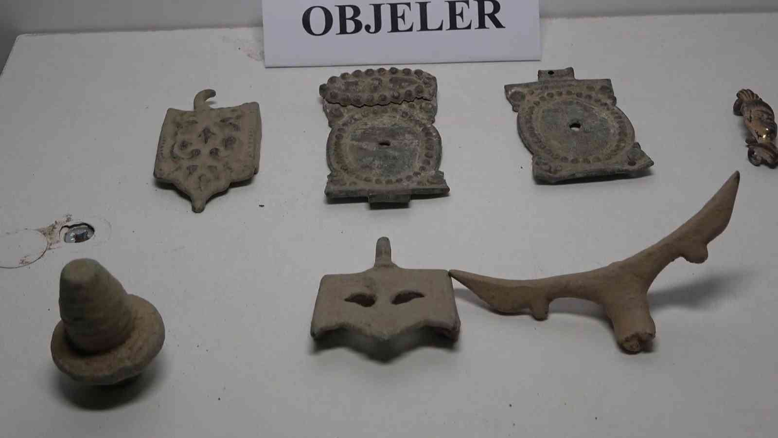 Osmanlı ve Roma dönemlerine ait yüzlerce tarihi eser ele geçirildi: Aralarındaki o mühür dikkat çekti