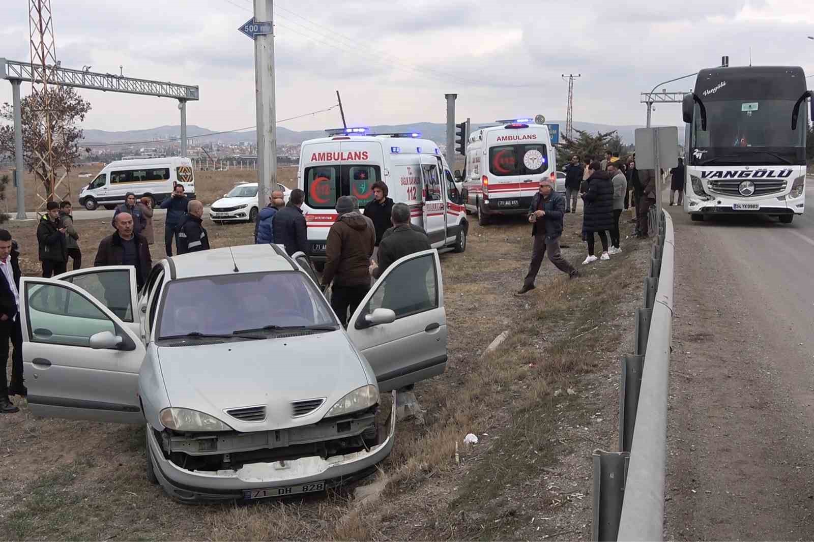 Otobüsün çarptığı otomobil hurdaya döndü: 3 yaralı