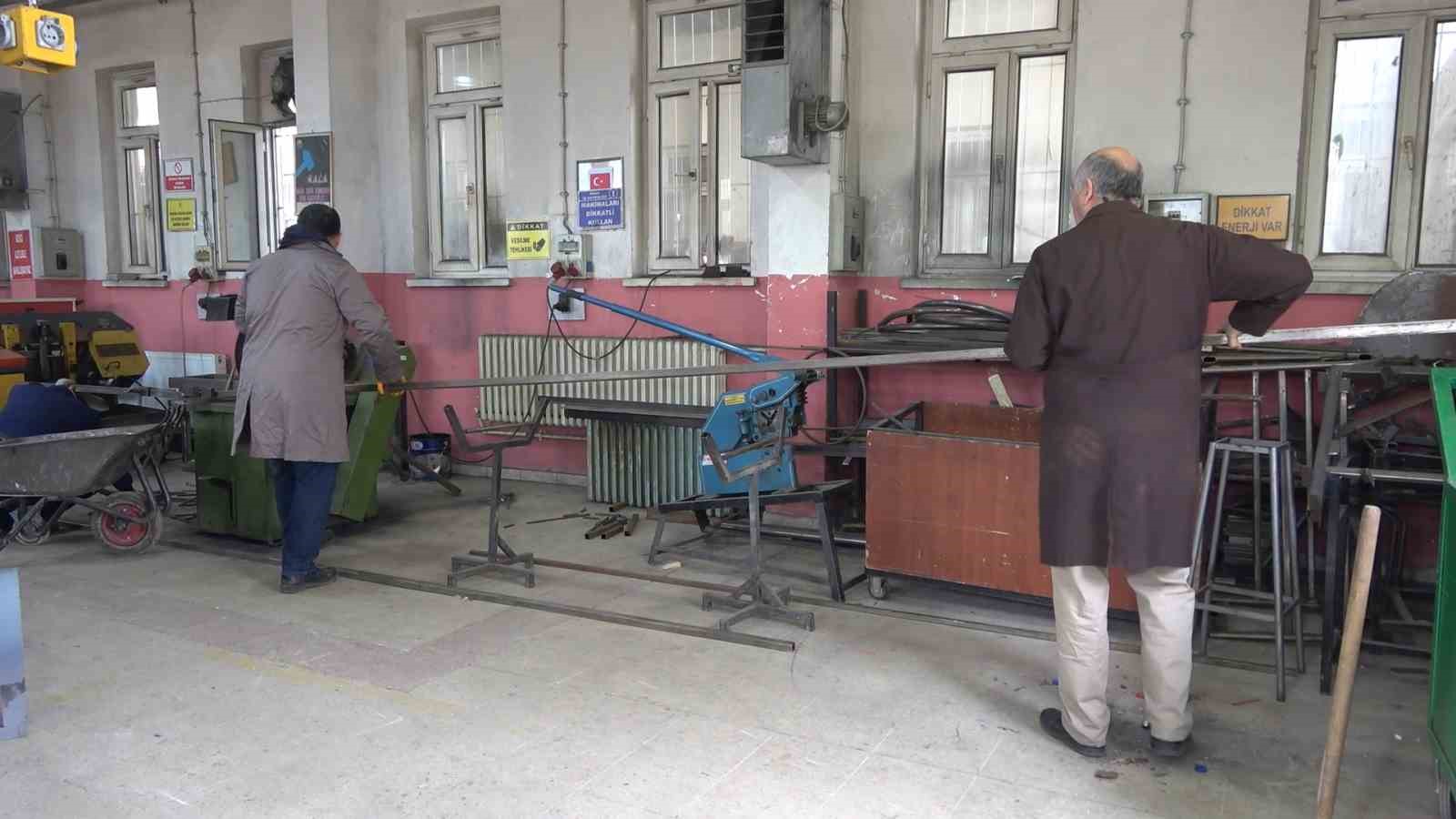 Gönüllü öğretmenler çadır kentlerdeki depremzedelere odun sobası üretiyor