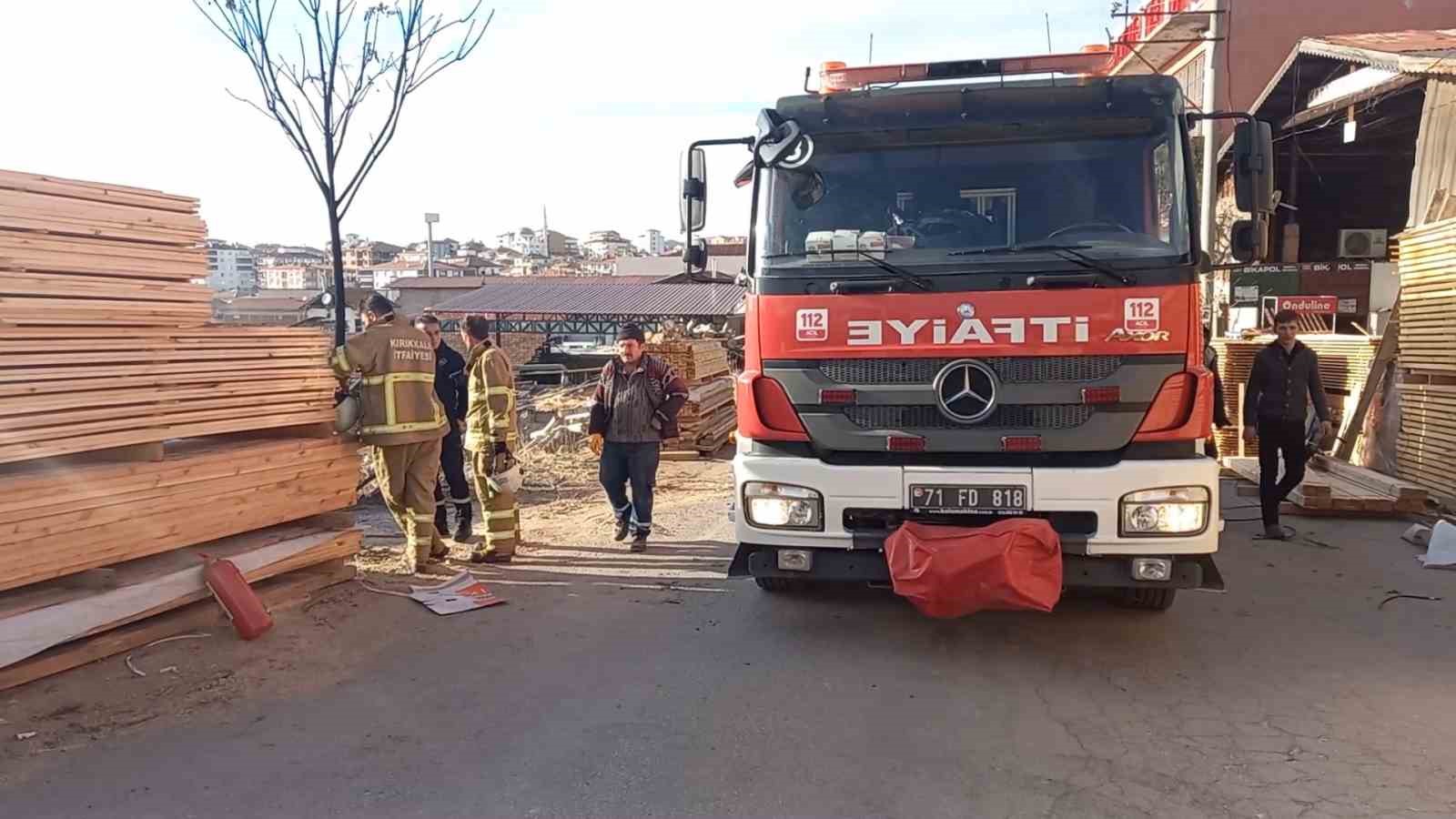STRAFOR DEPOSUNDA YANGIN ÇIKTI, GÖKYÜZÜNÜ KARA BULUTLAR KAPLADI