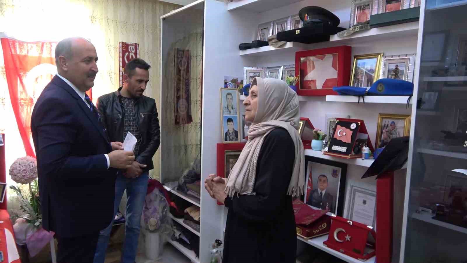 Şehit annesinden duygulandıran destek: Umre parasını depremzedeler için bağışladı