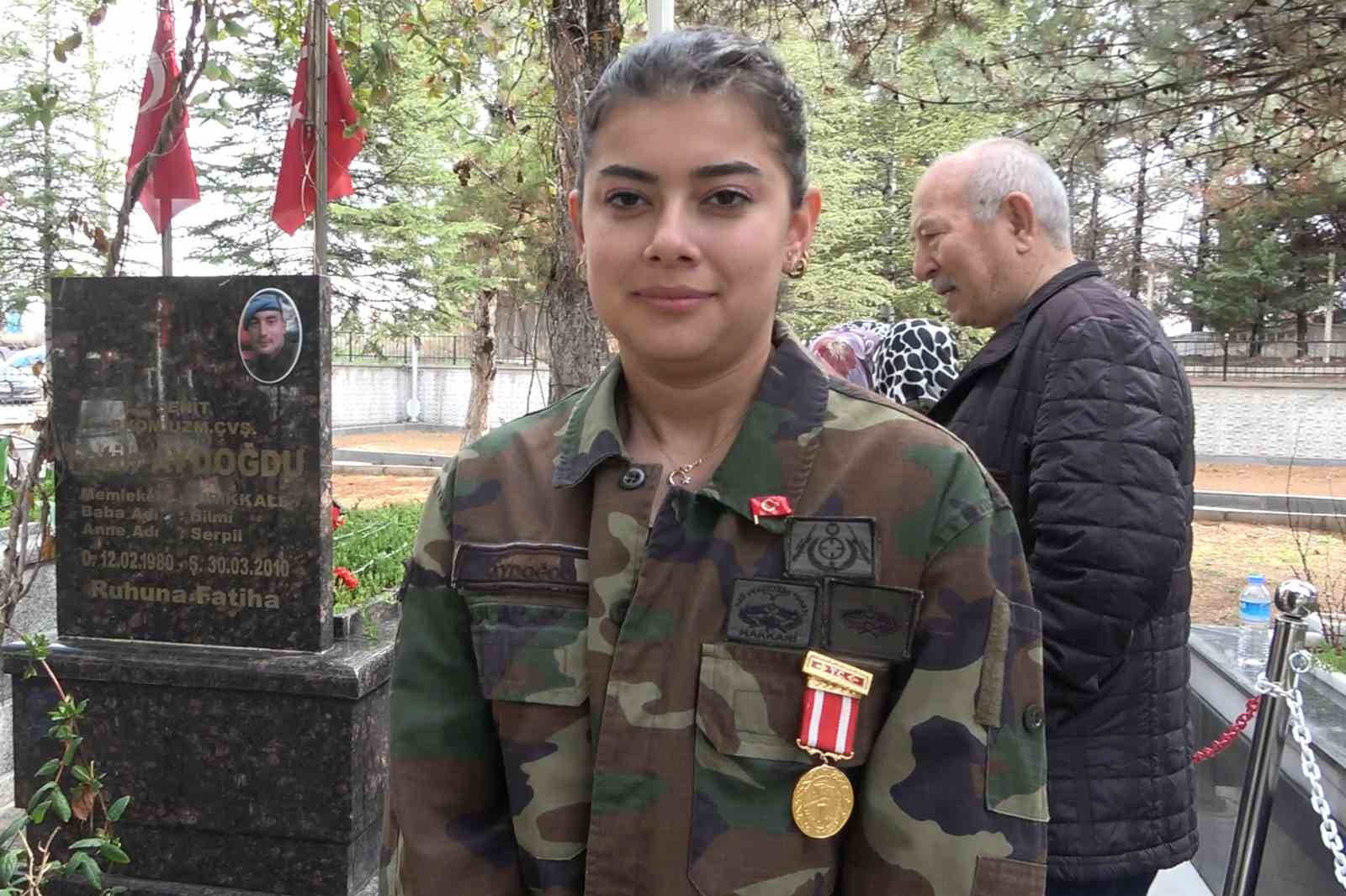 Babası şehit düştüğünde 4,5 yaşındaydı, üniformasını giyip kabrine gitti: "Üniforması benim için gurur tablosu"