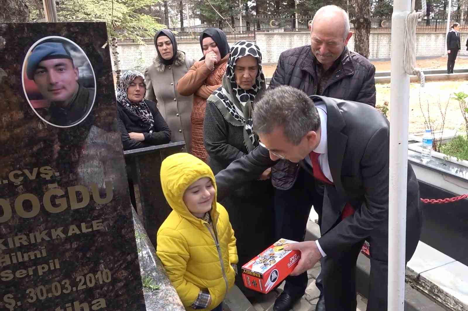 Babası şehit düştüğünde 4,5 yaşındaydı, üniformasını giyip kabrine gitti: "Üniforması benim için gurur tablosu"