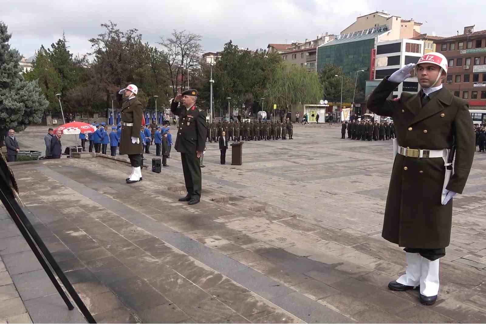 Babası şehit düştüğünde 4,5 yaşındaydı, üniformasını giyip kabrine gitti: "Üniforması benim için gurur tablosu"