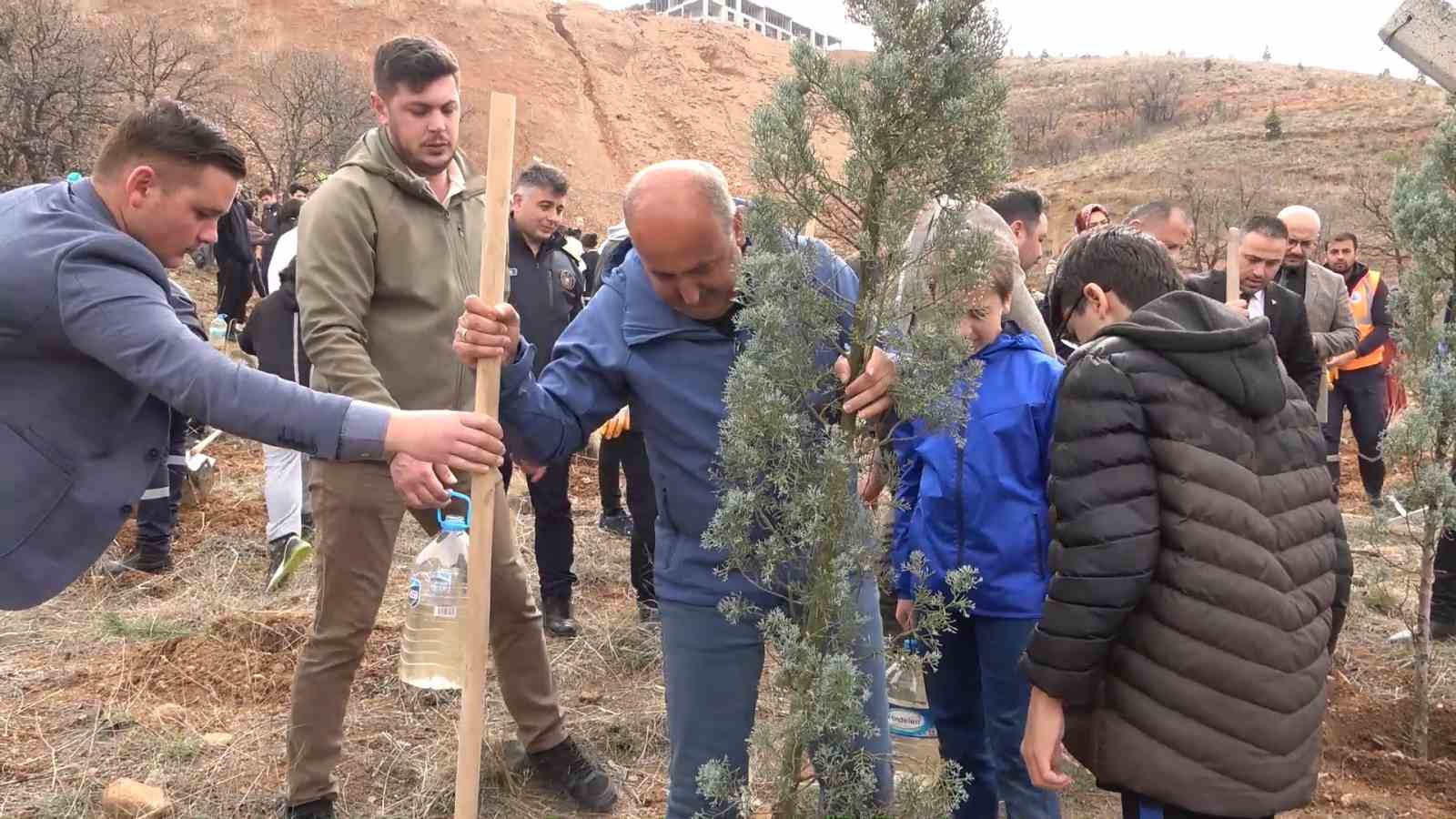 43 ilin geçiş güzergahı fidanlarla yeşerecek: Yüzlercesi toprakla buluşturuldu