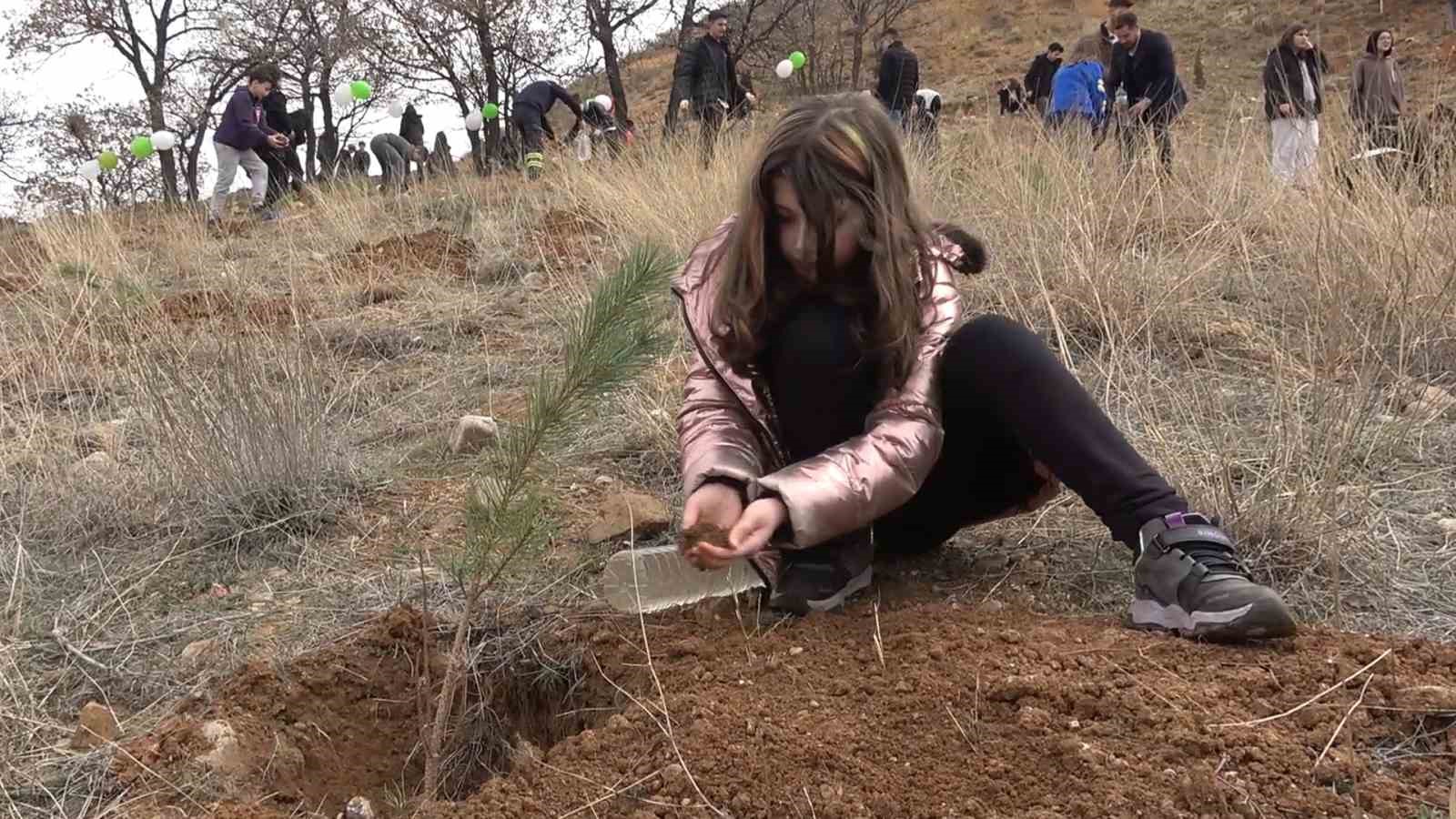 43 ilin geçiş güzergahı fidanlarla yeşerecek: Yüzlercesi toprakla buluşturuldu