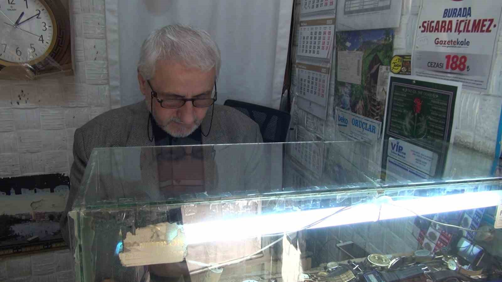 Kırıkkale’de 3 metrekarelik dükkanında yarım asırdır zamanı ayarlıyor