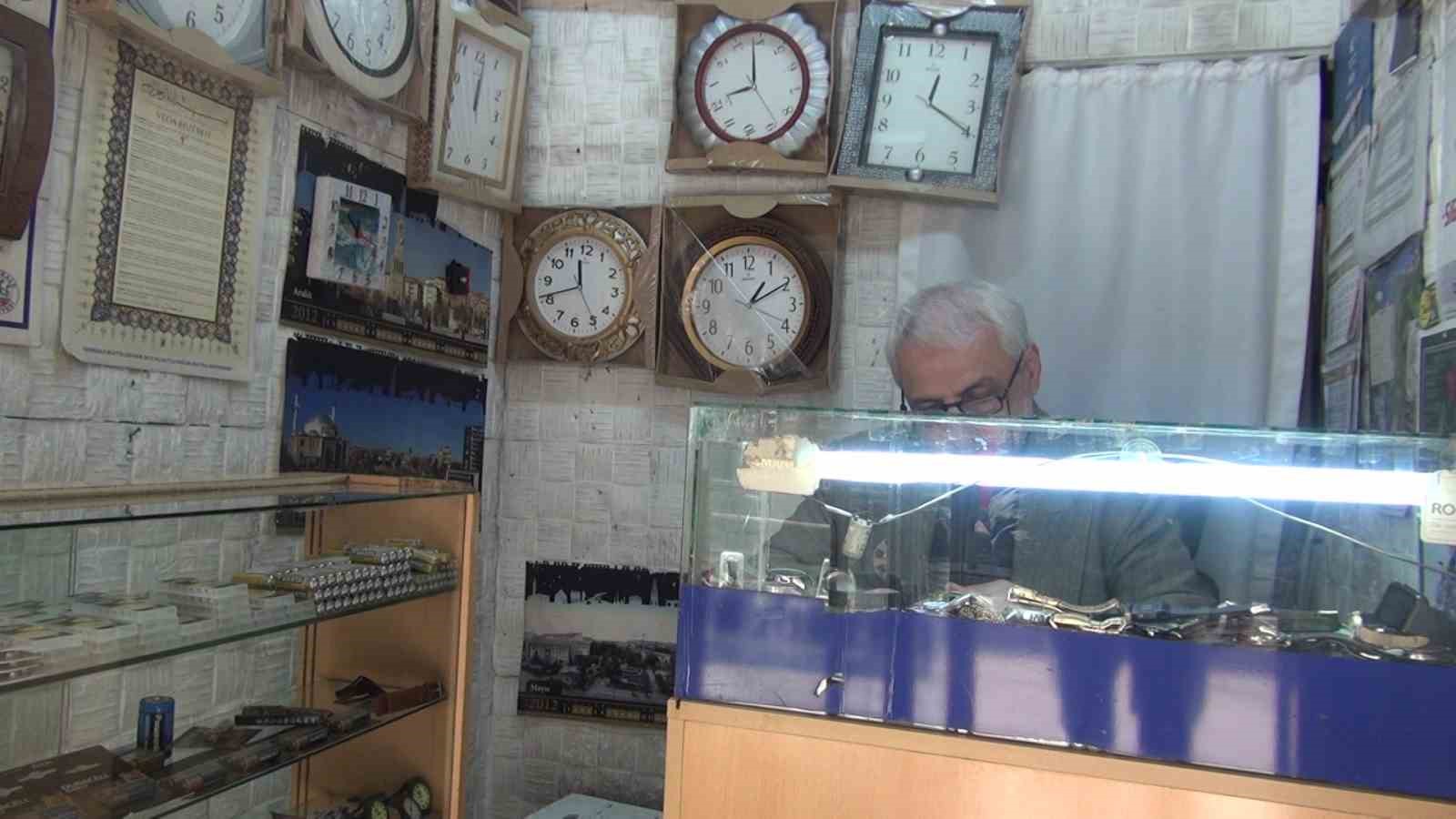 Kırıkkale’de 3 metrekarelik dükkanında yarım asırdır zamanı ayarlıyor