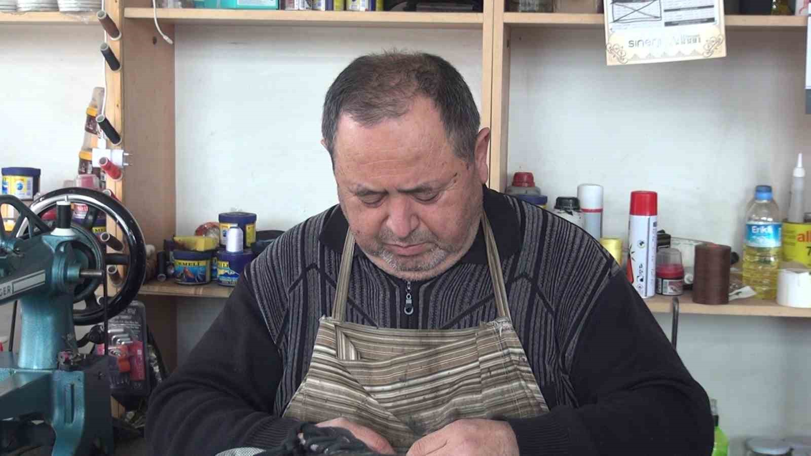 50 yaşındaki top tamircisi 35 senedir aynı mahallede çocukların yüzünü güldürüyor