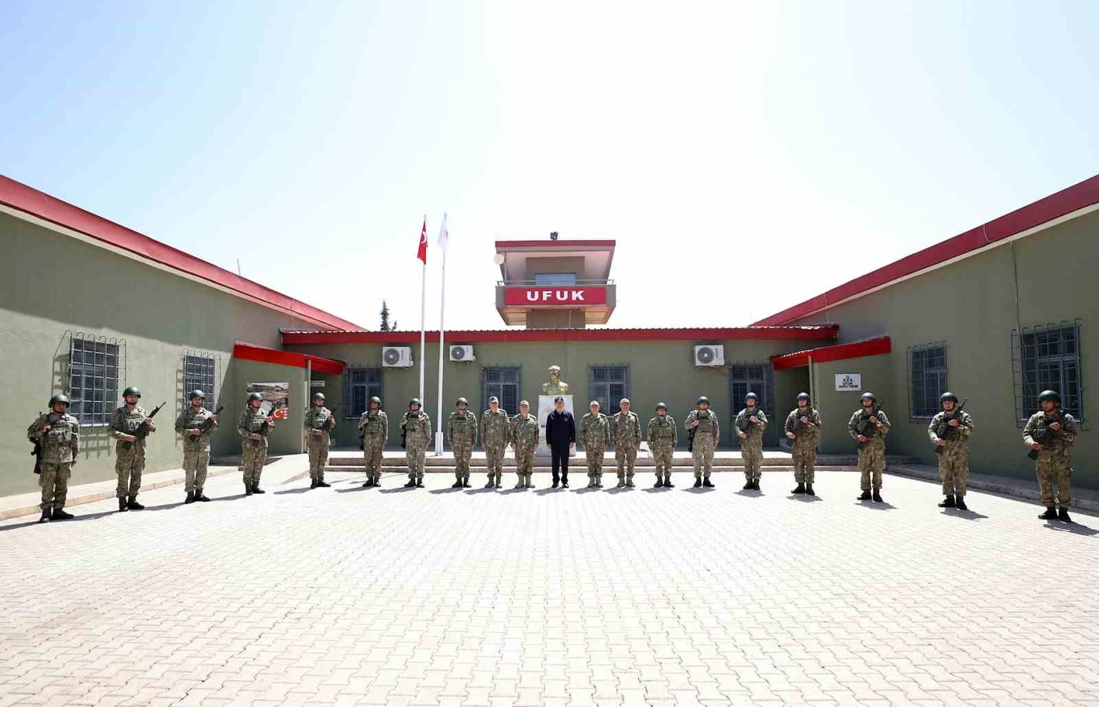 Bakan Akar: “Kahramanlarımız son beş senede 3 milyon 300 bin civarında kişiyi yasa dışı geçiş yapmaya çalışırken engelledi”