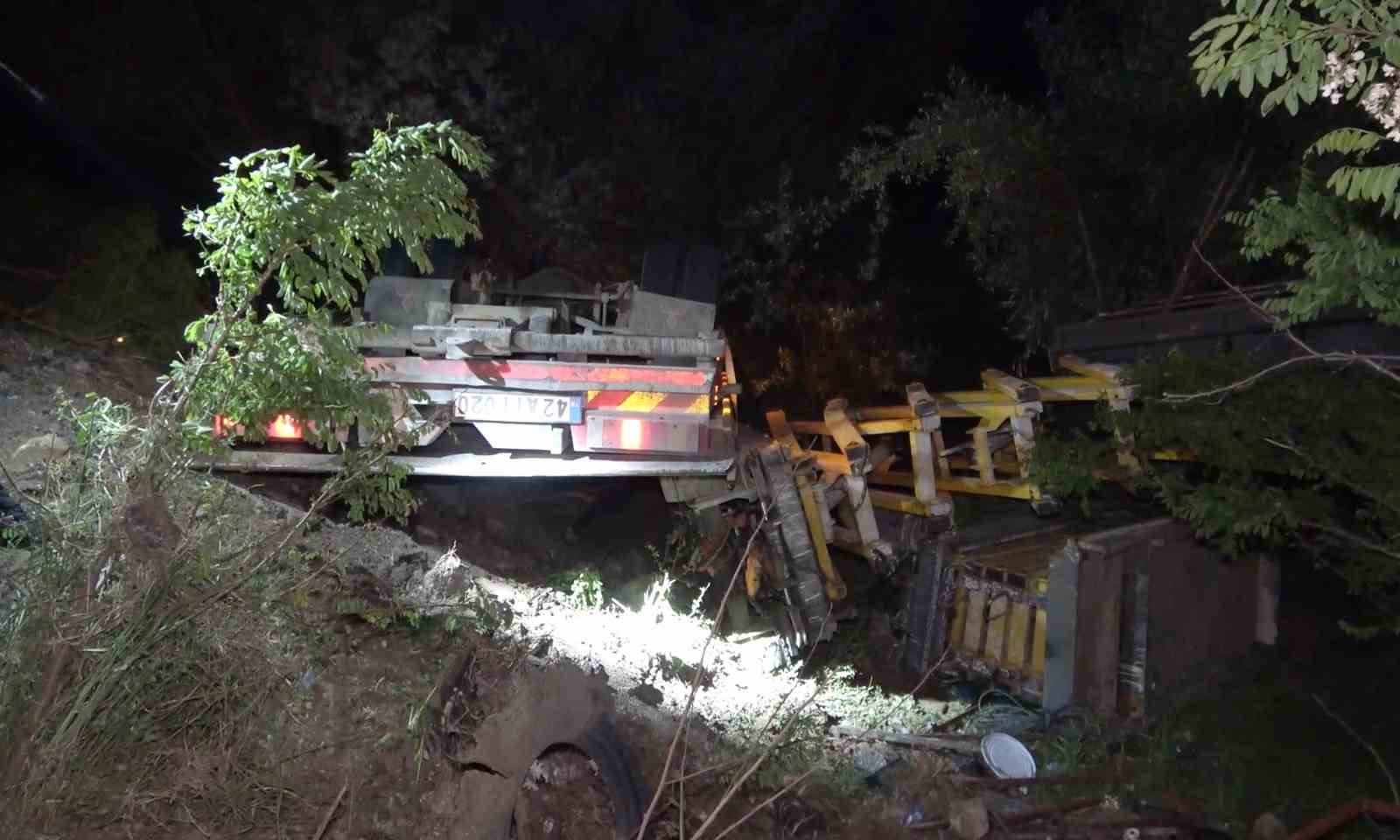 Kontrolden çıkan çekici şarampole devrilip hurdaya döndü: 2 ağır yaralı