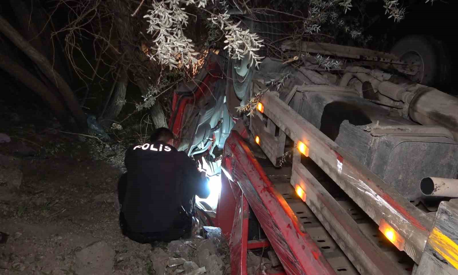 Kontrolden çıkan çekici şarampole devrilip hurdaya döndü: 2 ağır yaralı