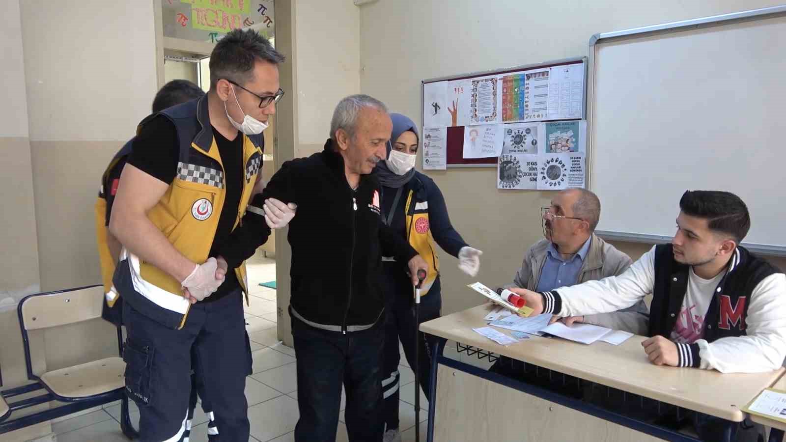 Oy kullanmaya ambulansla gittiler