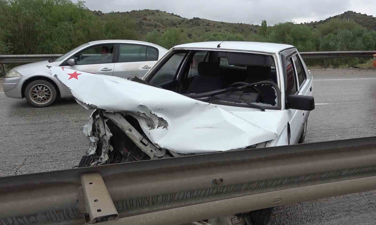Kırıkkale’de otomobil bariyerlere çarptı: 4 yaralı