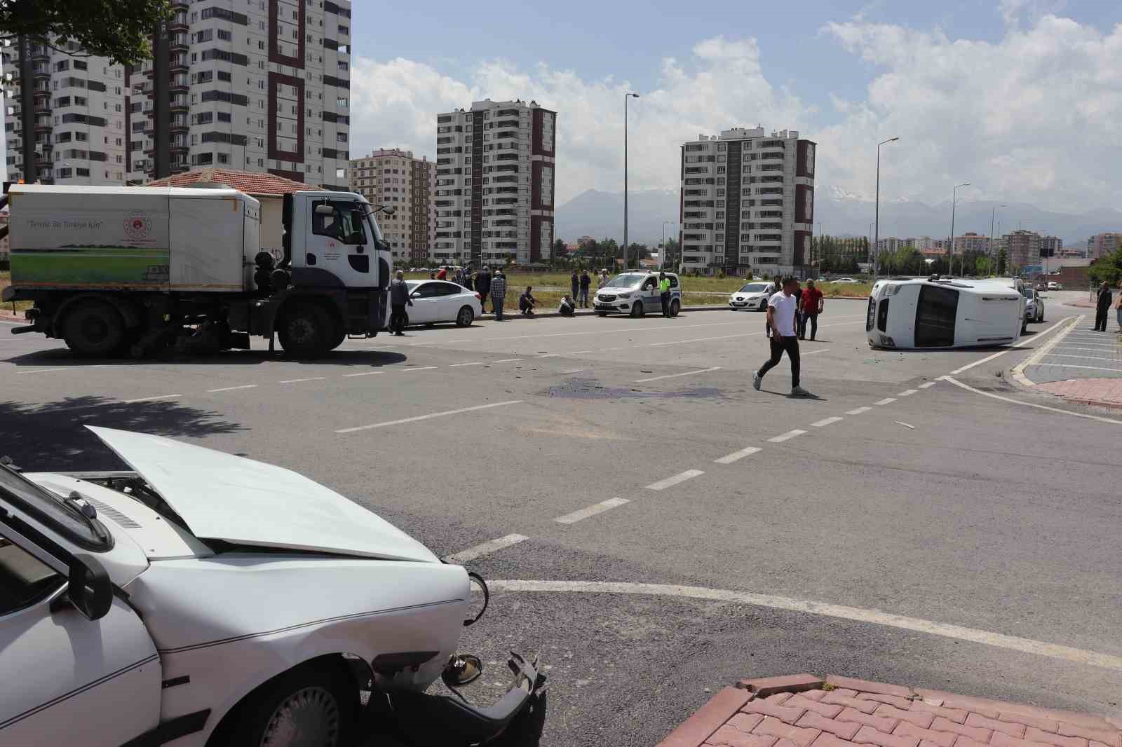 Otomobille çarpışan ticari araç yan yattı: 2 yaralı