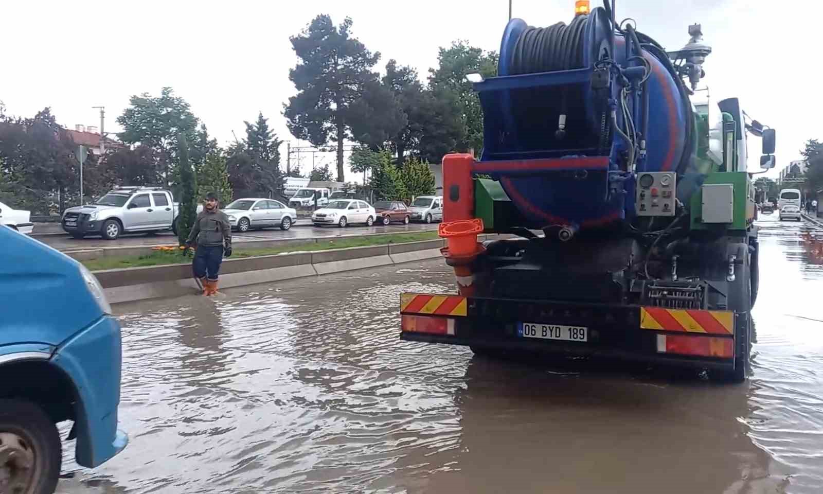 Kırıkkale’de aniden bastıran yağışta caddeler göle döndü