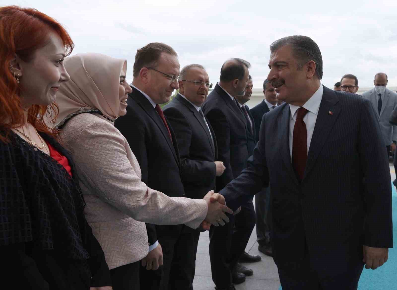 Bakan Koca, yeni dönemin ilk mesai gününde alkışlarla karşılandı