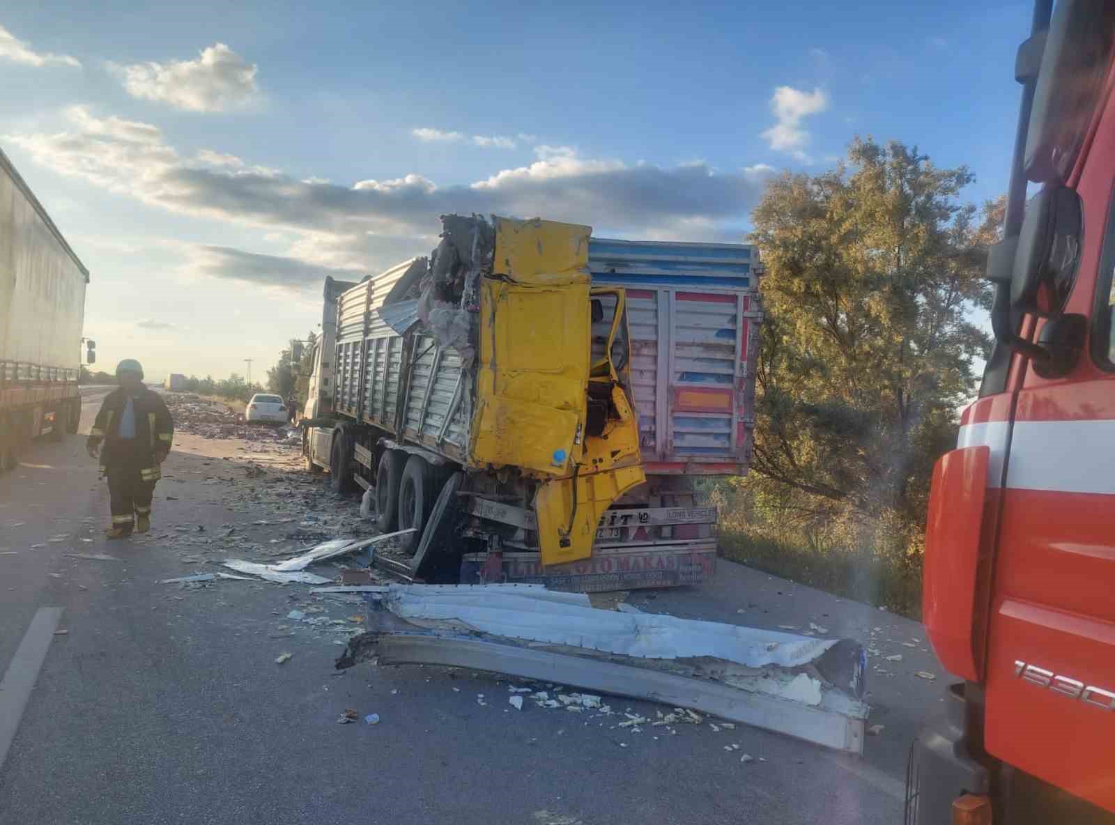 Bisküvi ve çikolata yüklü tır, başka bir tıra çarptı: 1 yaralı