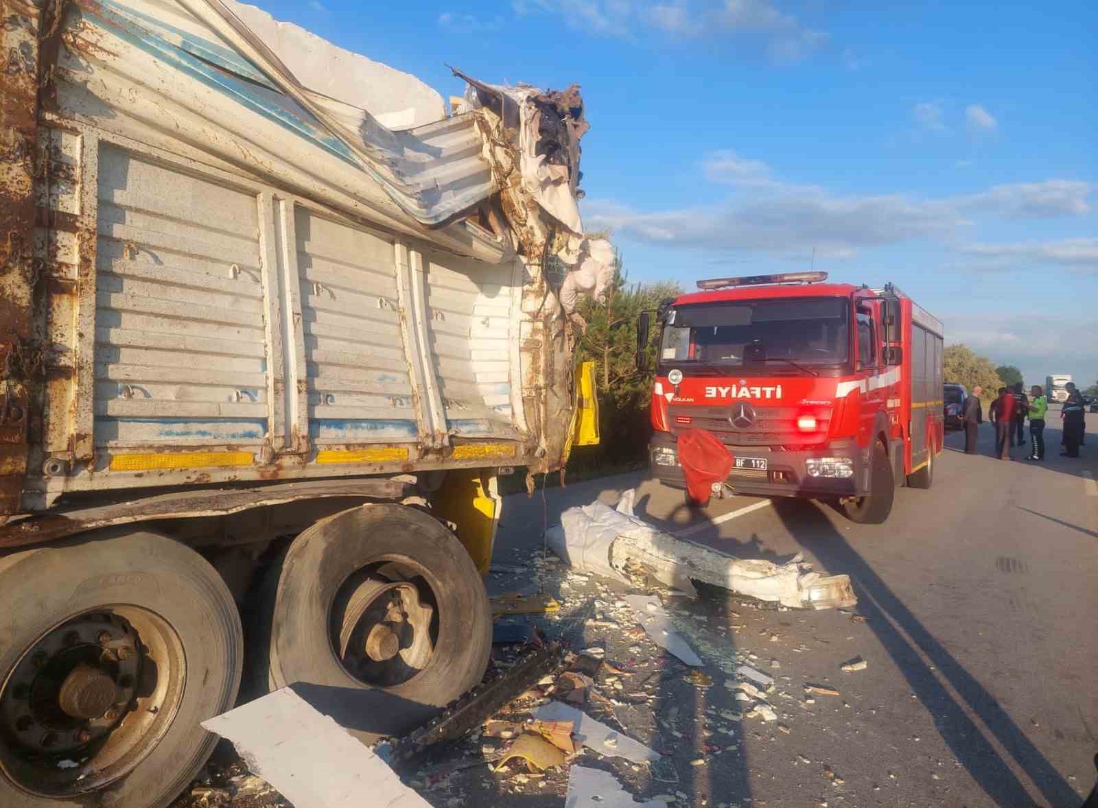 Bisküvi ve çikolata yüklü tır, başka bir tıra çarptı: 1 yaralı