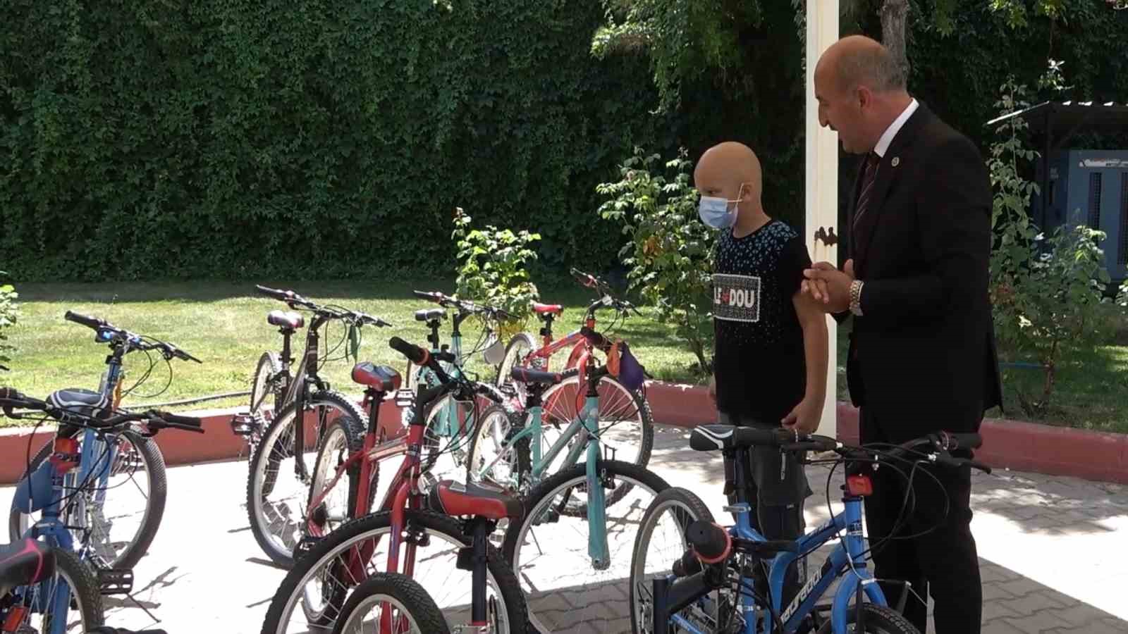 Kanser tedavisi gören çocuğa bisiklet sürprizi: Mutluluğu gözlerine yansıdı