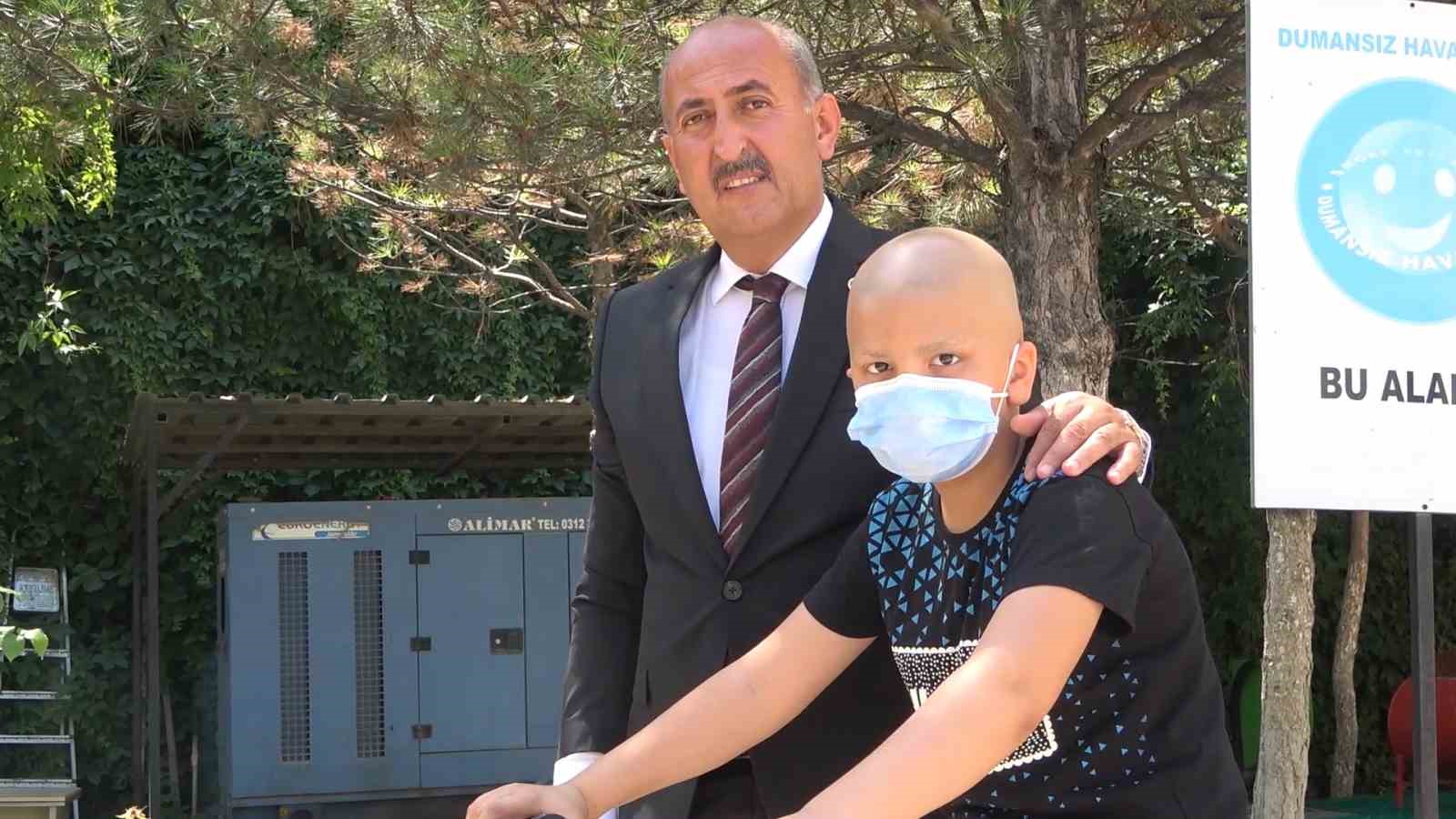 Kanser tedavisi gören çocuğa bisiklet sürprizi: Mutluluğu gözlerine yansıdı