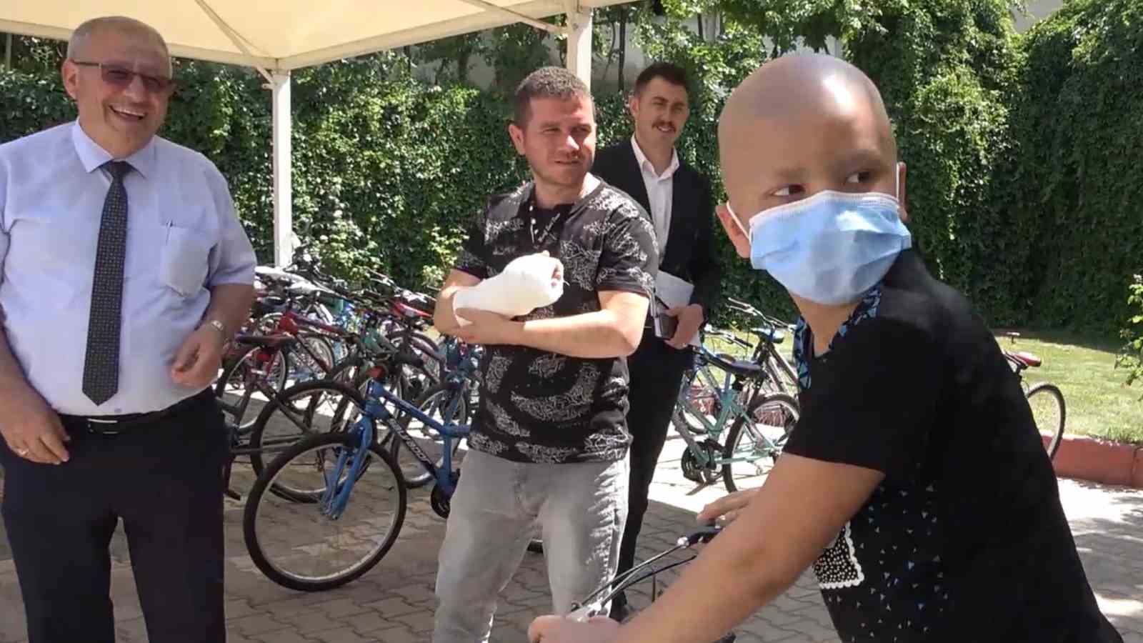 Kanser tedavisi gören çocuğa bisiklet sürprizi: Mutluluğu gözlerine yansıdı