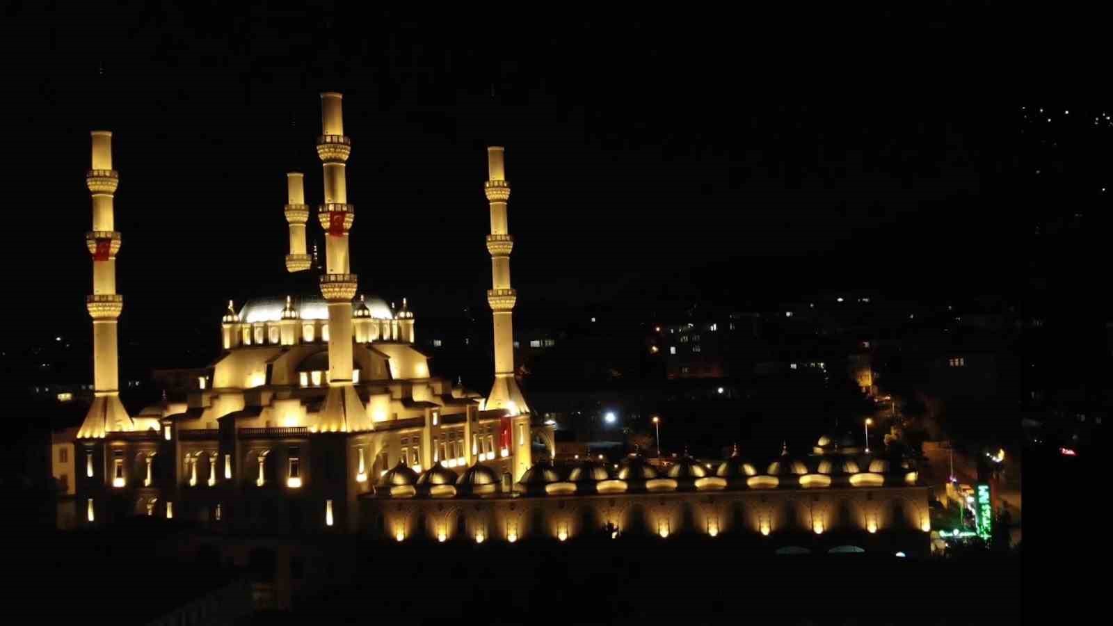 Darbe girişiminin 7’inci yıl dönümünde camilerden sela okundu
