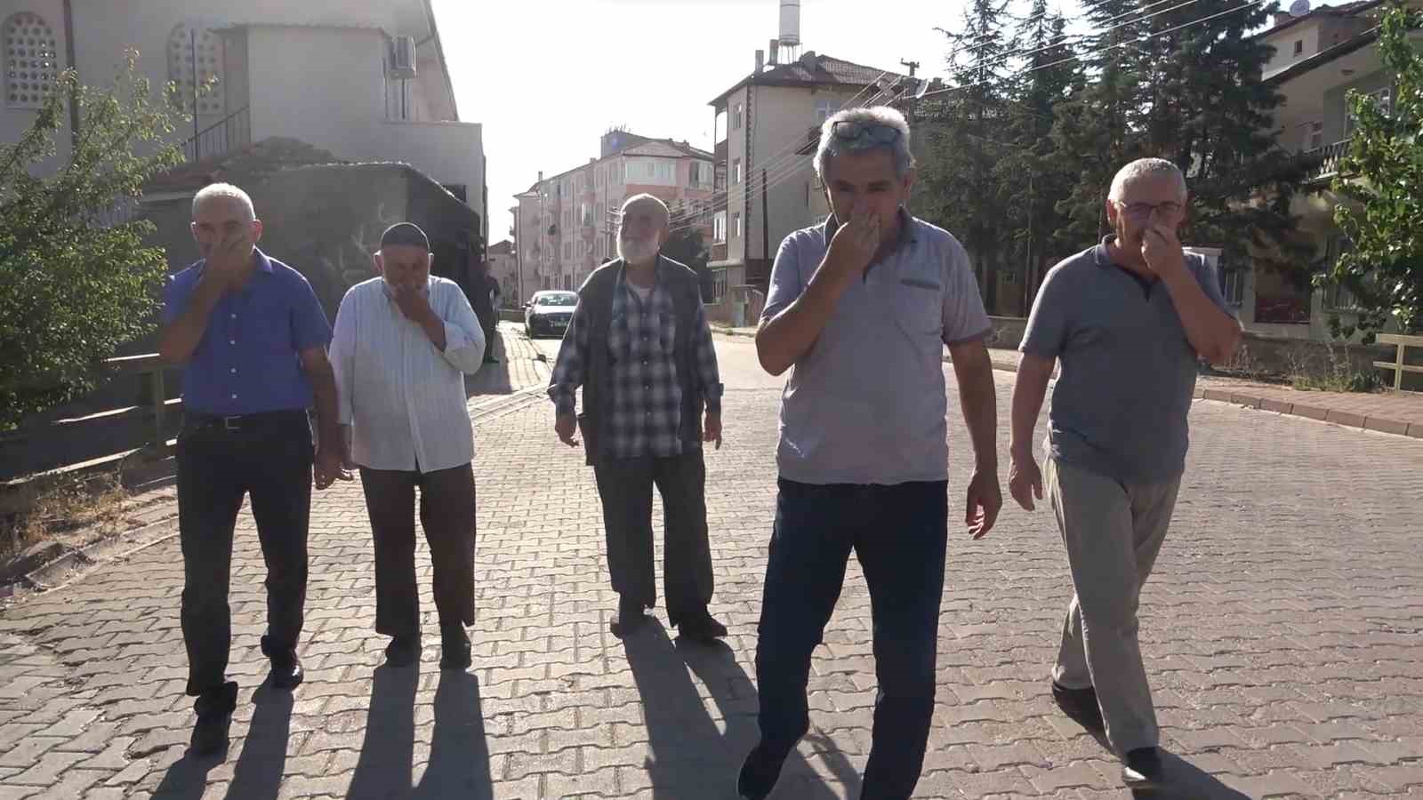 Lağım kokusu mahalleyi sardı, vatandaşlar Kırıkkale Belediyesi'ne isyan etti !