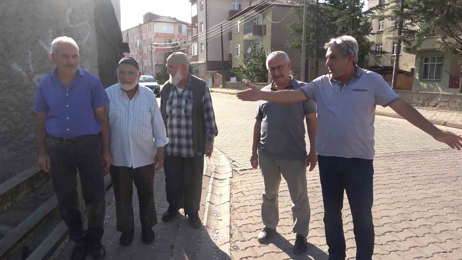 Lağım kokusu mahalleyi sardı, vatandaşlar Kırıkkale Belediyesi'ne isyan etti !