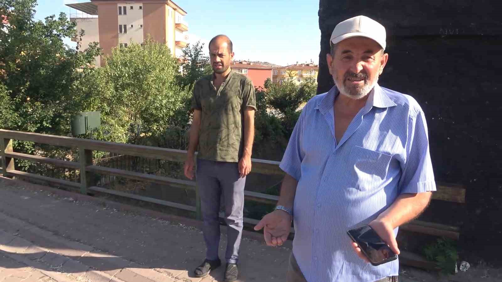 Lağım kokusu mahalleyi sardı, vatandaşlar Kırıkkale Belediyesi'ne isyan etti !