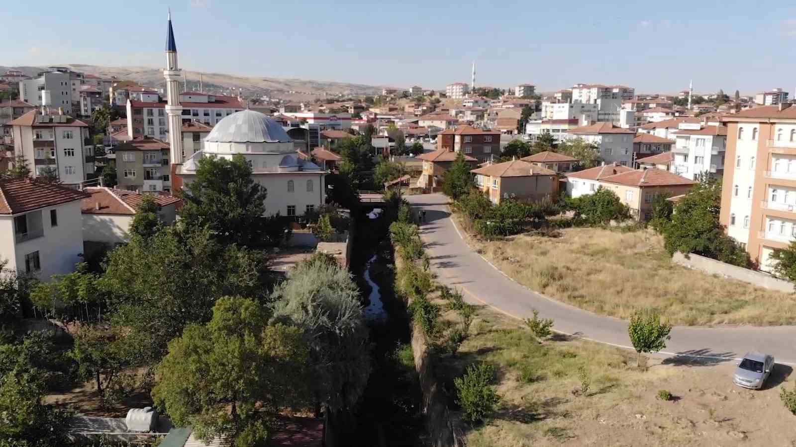 Lağım kokusu mahalleyi sardı, vatandaşlar Kırıkkale Belediyesi'ne isyan etti !