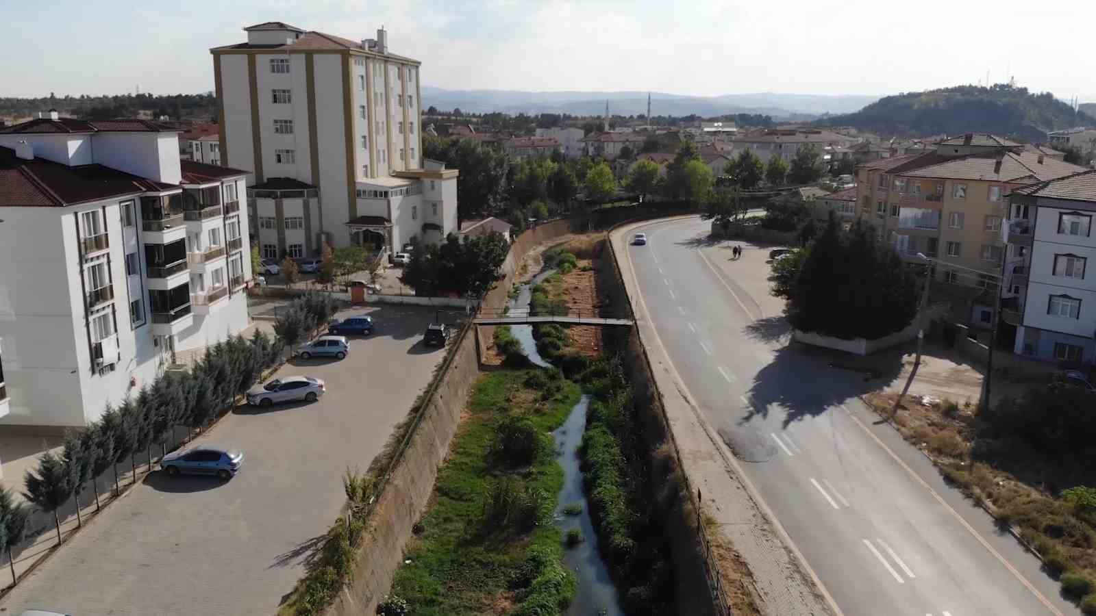 Lağım kokusu mahalleyi sardı, vatandaşlar Kırıkkale Belediyesi'ne isyan etti !