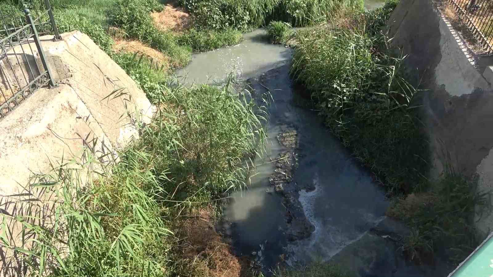 Lağım kokusu mahalleyi sardı, vatandaşlar Kırıkkale Belediyesi'ne isyan etti !