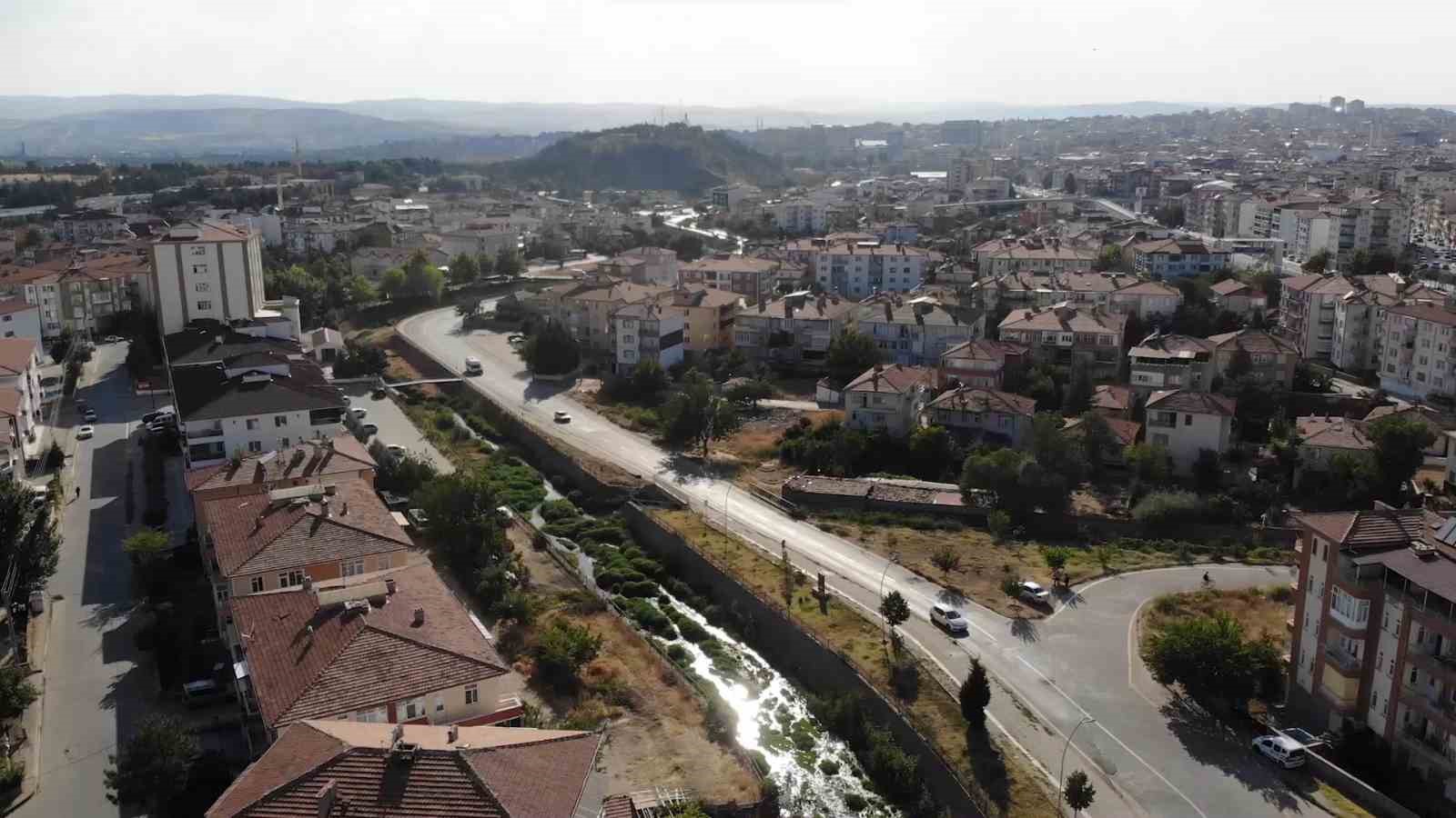 Lağım kokusu mahalleyi sardı, vatandaşlar Kırıkkale Belediyesi'ne isyan etti !
