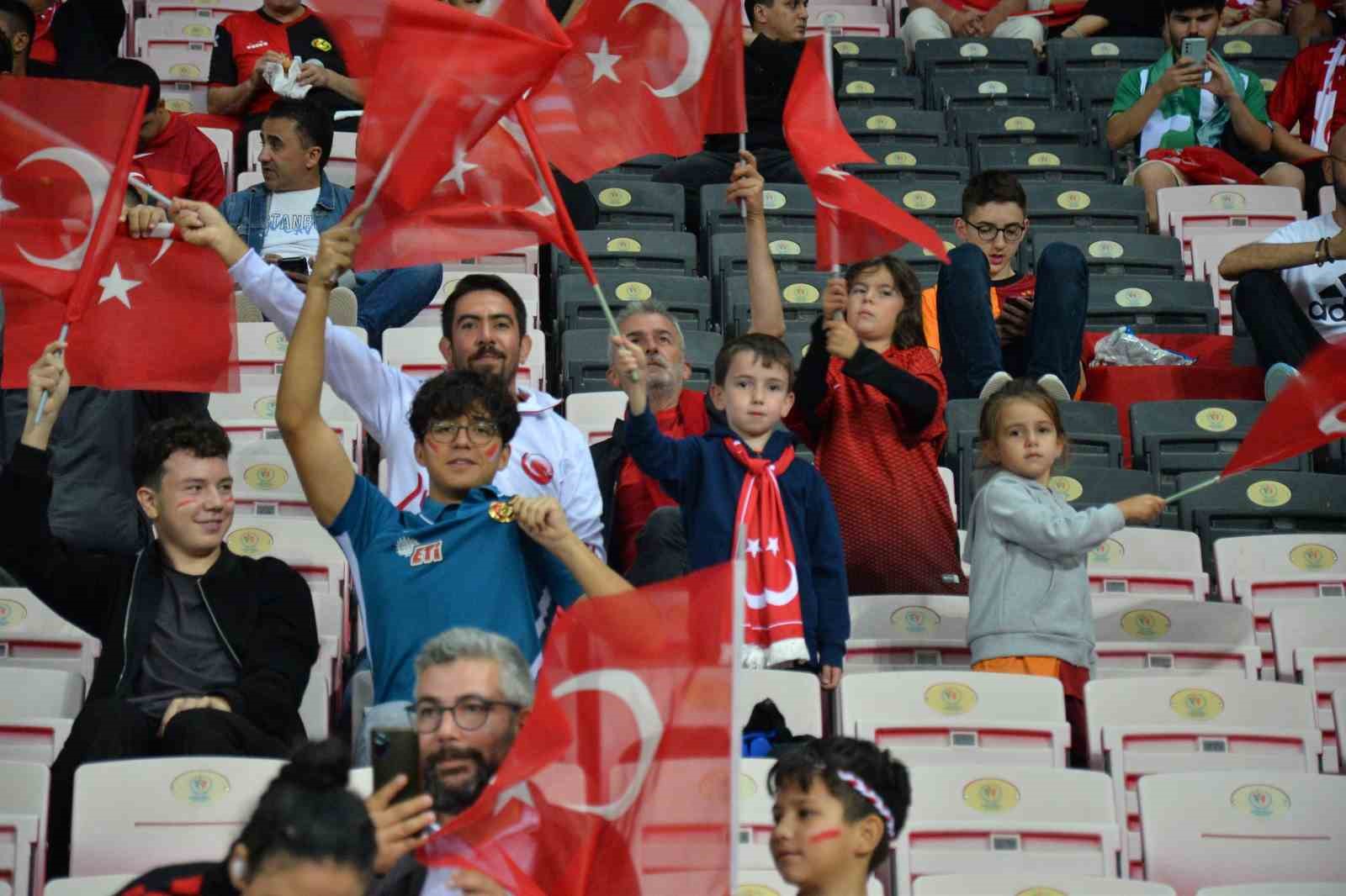 Eskişehirli futbolseverler, Türkiye-Ermenistan maçına hazır