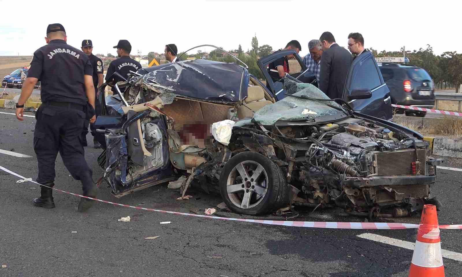 Vince çarpan otomobil hurdaya döndü: 2 ölü, 1 yaralı