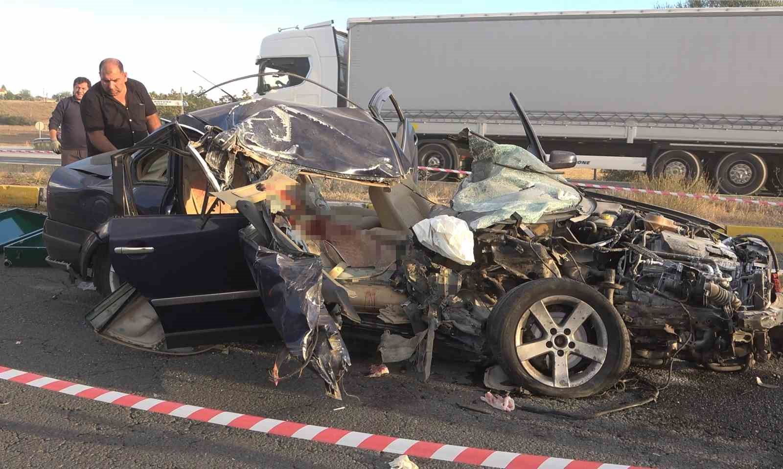 Vince çarpan otomobil hurdaya döndü: 2 ölü, 1 yaralı