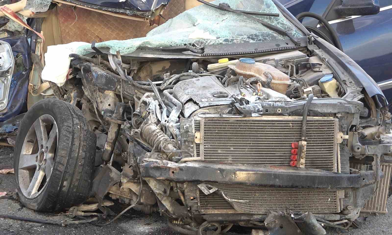 Vince çarpan otomobil hurdaya döndü: 2 ölü, 1 yaralı