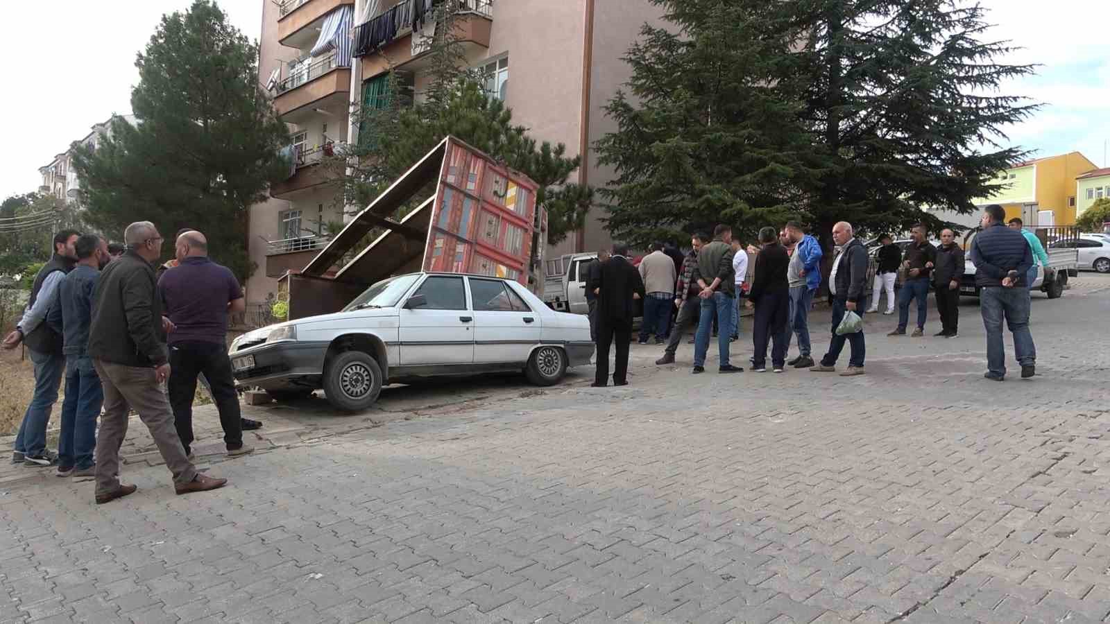Freni boşalan kamyon park halindeki araçlara çarptı