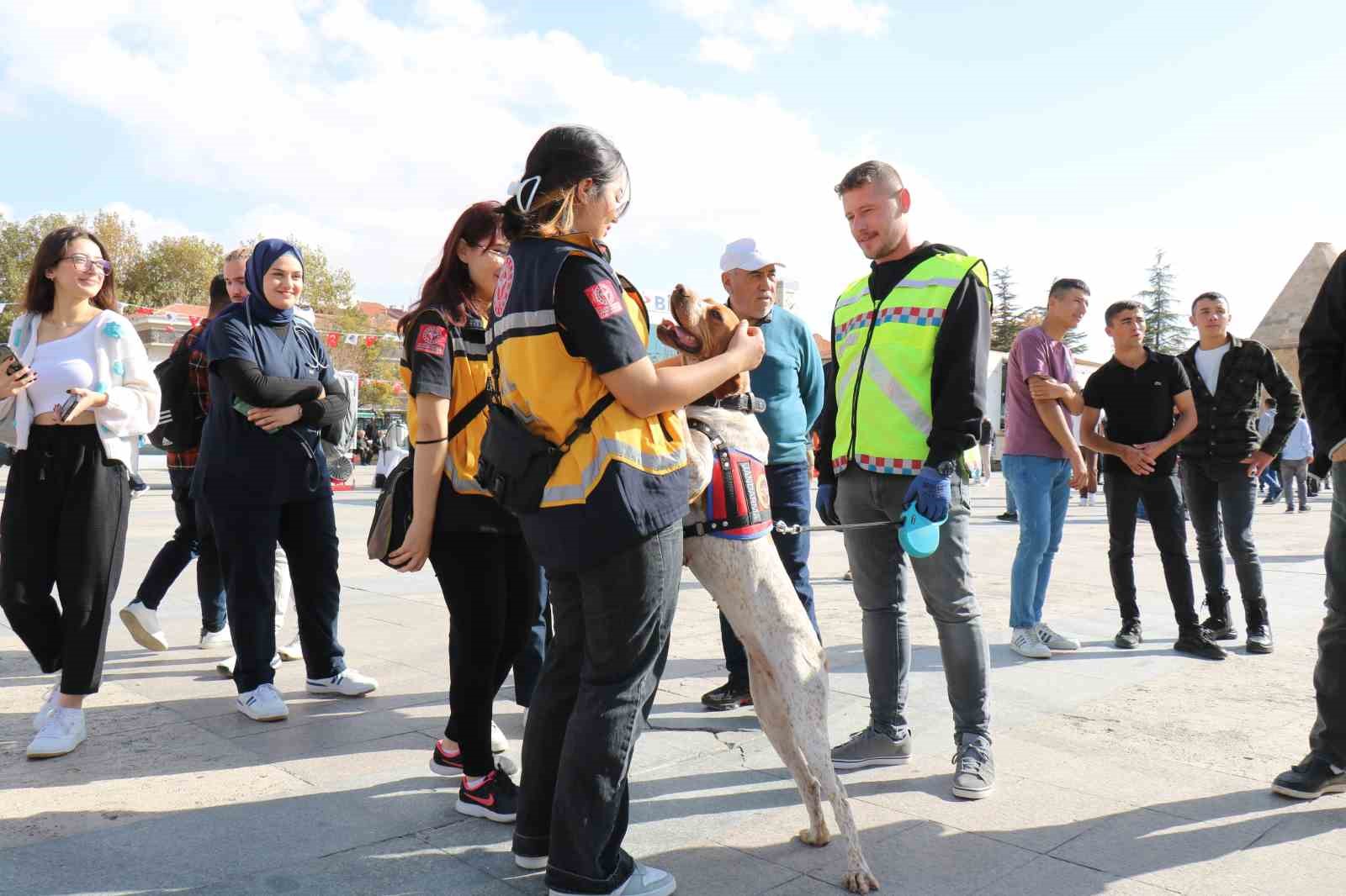 Deprem bilgilendirmesinde jandarma köpekleri ilgi odağı oldu