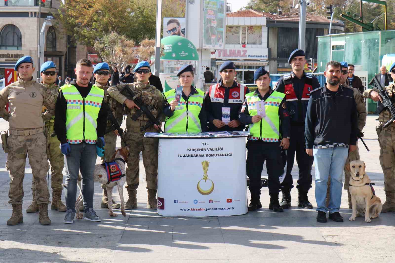 Deprem bilgilendirmesinde jandarma köpekleri ilgi odağı oldu