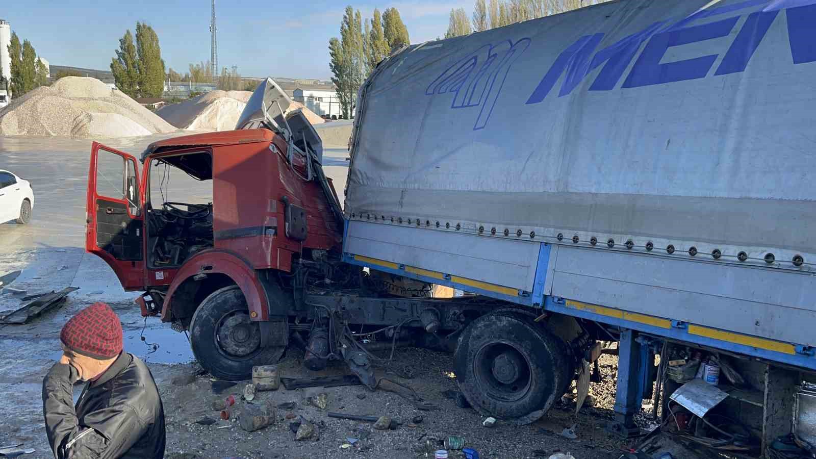 Köprüden aşağı uçan tırların sürücüleri ağır yaralandı