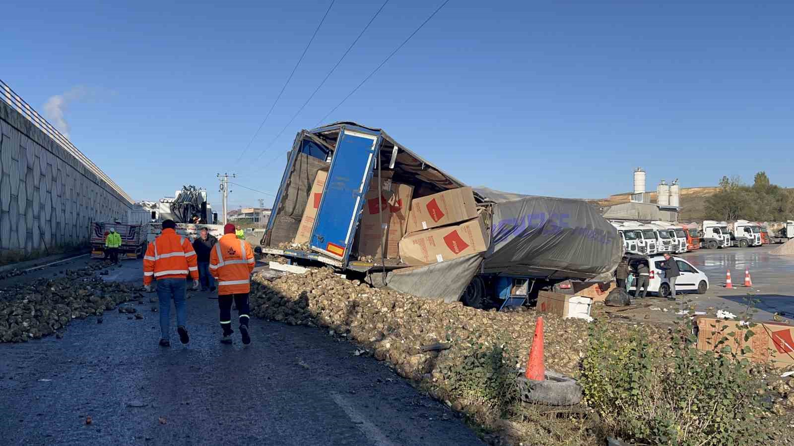 Köprüden aşağı uçan tırların sürücüleri ağır yaralandı