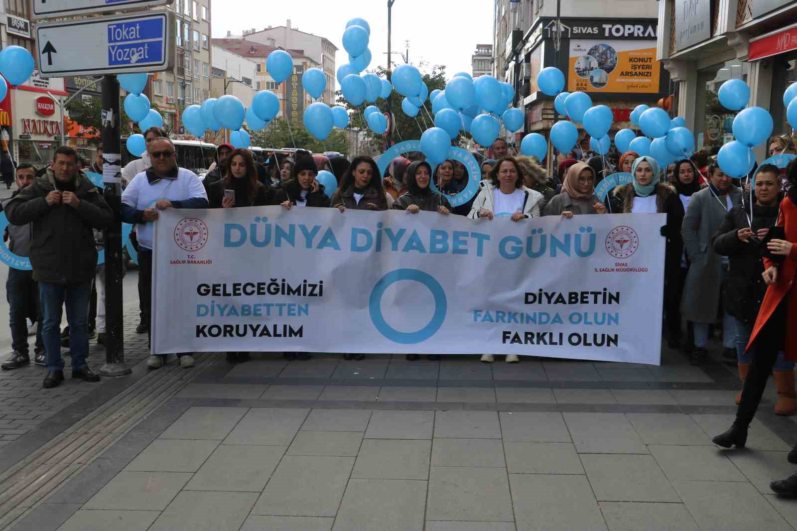 Mavi balonları gökyüzüne bırakarak farkındalık oluşturdular