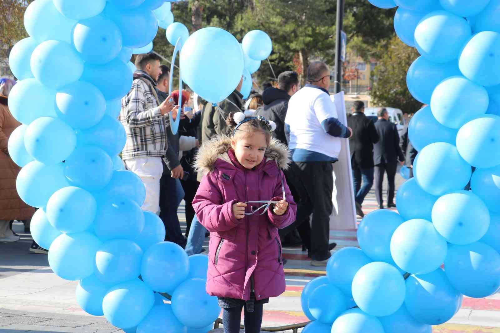 Mavi balonları gökyüzüne bırakarak farkındalık oluşturdular