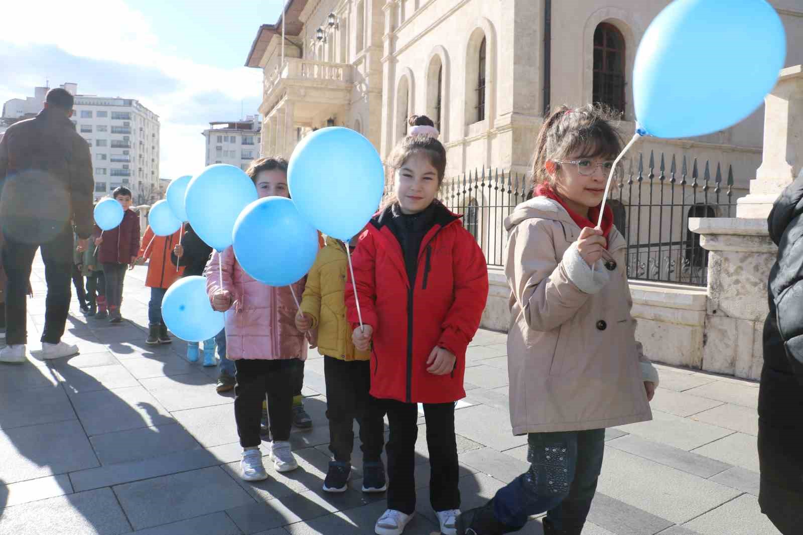 Mavi balonları gökyüzüne bırakarak farkındalık oluşturdular