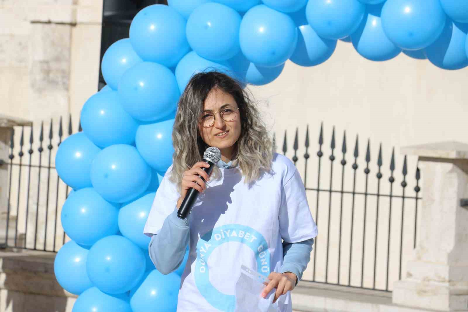Mavi balonları gökyüzüne bırakarak farkındalık oluşturdular