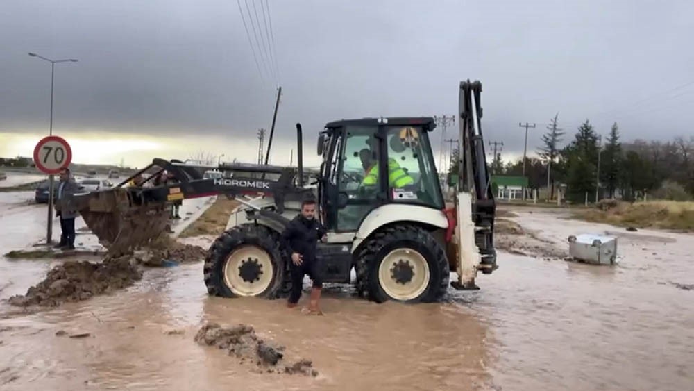 Kırıkkale’de sağanak hayatı felç etti: D200’de trafik kontrollü sağlanıyor